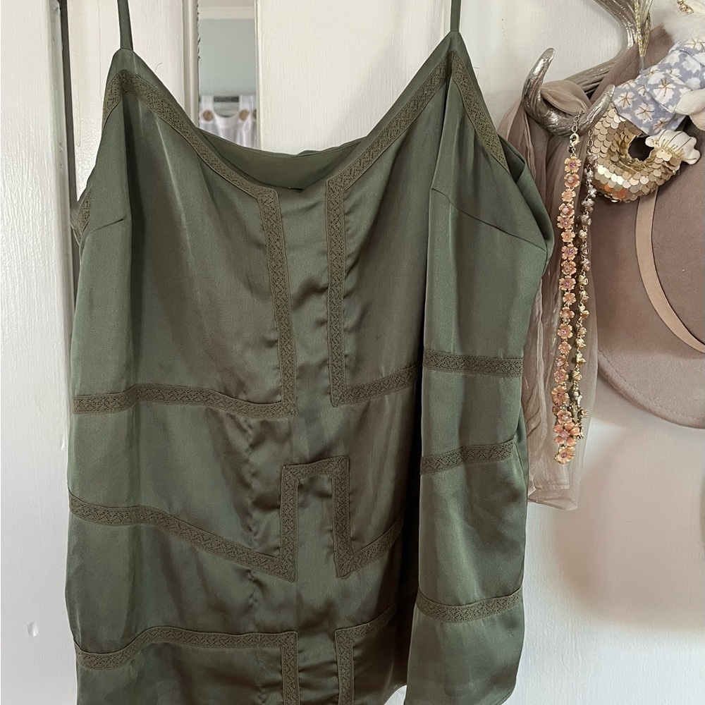 Pretty Olive Green Banana Republic silk shell Size L